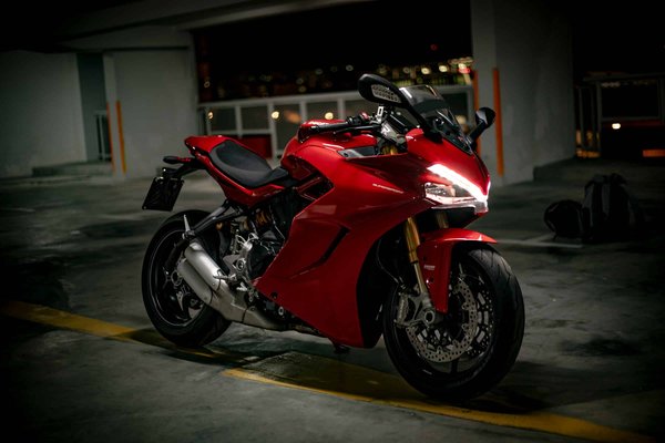 Quels sont les critères pour choisir des repose-pieds ajustables pour une Ducati Panigale ?